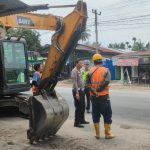 Proyek Pelebaran Jalan di Sei Bejangkar, Kasat Lantas Polres Batu Bara Turun Langsung Atur Lalu Lintas