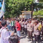 Ratusan Mahasiswa Gedor Kantor Bupati dan DPRD Lotim, Bupati Tak di Tempat Saat Massa Minta Ditemui