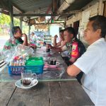 Jaga Keamanan Lingkungan, Babinsa Serka Gibson Pasaribu Komsos Bersama Warga Binaan di Warung Desa Fajar