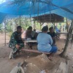 Babinsa berperan aktif jalin sillaturrahmi ( komsos) Bersama warga di Desa binaan