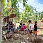 Babinsa Koramil 02/Sorkam Bantu Petani Bersihkan Lahan Sawah Pasca Bencana Alam di Desa Makmur
